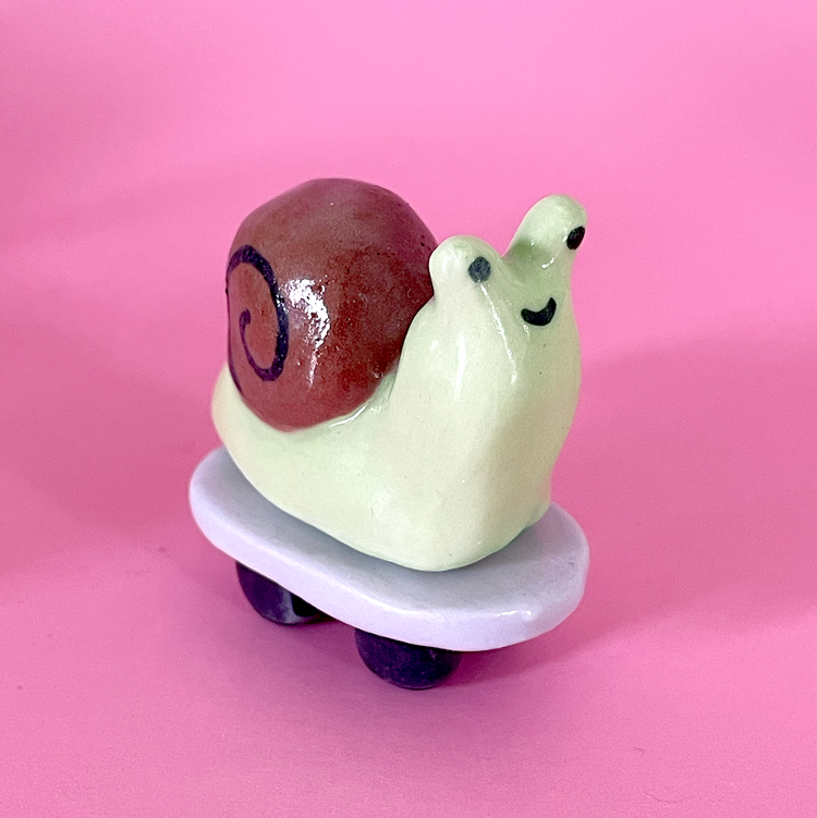 Figurine en céramique Escargot en skate