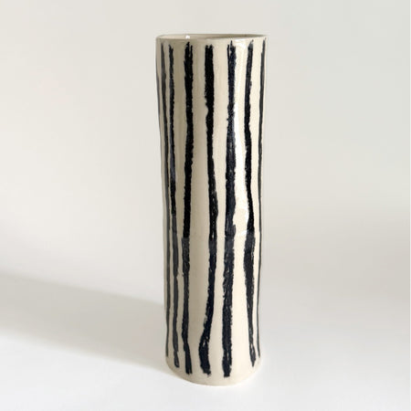 Vase rayures noires effet sketch
